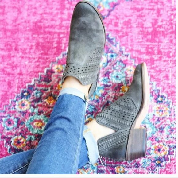 Vince Camuto Prasata Gray Perf Suede Zip Ankle Booties - Size 8.5 - Picture 1 of 11